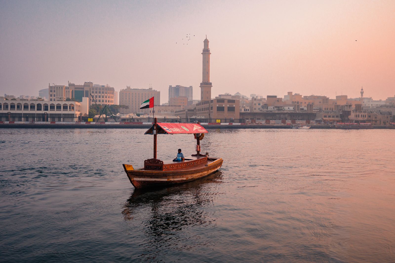 Cazare în Dubai: abra pe Dubai Creek la apus