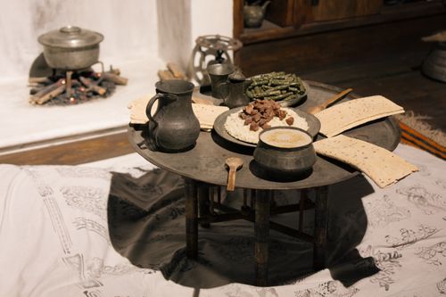 Free Rustic table with traditional Turkish meal, featuring flatbread, green beans, and stew in Çankırı, Türkiye. Stock Photo