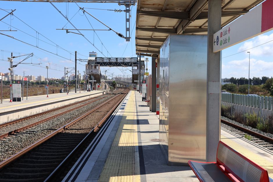 Empty railway platform at San Fernando station on a sunny day in Spain.