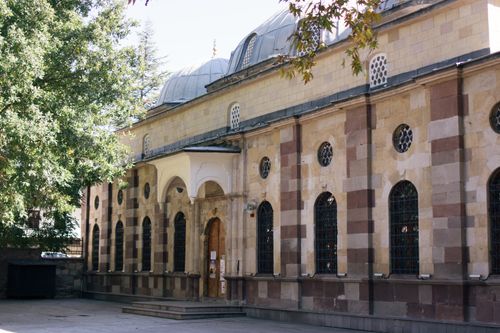 Free A beautifully detailed mosque in Çankırı, showcasing traditional Islamic architecture under a clear sky. Stock Photo