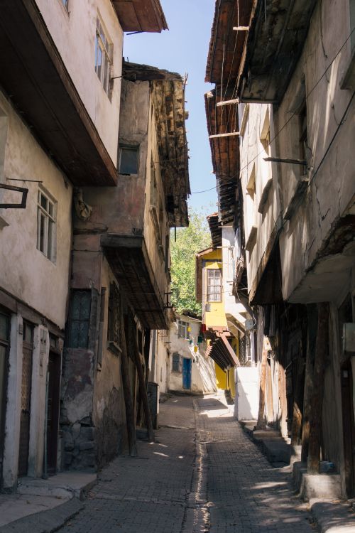 Free Charming narrow street lined with historic buildings in Çankırı, Türkiye under bright daylight. Stock Photo