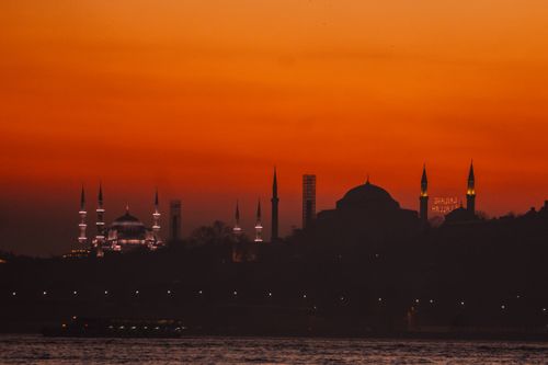 Free Silhouette of İstanbul skyline with Hagia Sophia and Blue Mosque at sunset. Stock Photo