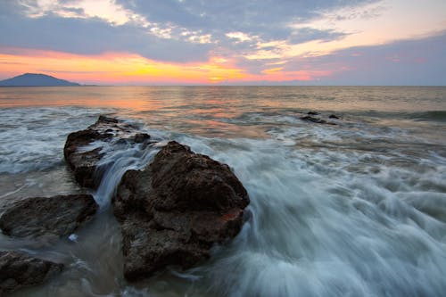 Δωρεάν στοκ φωτογραφιών με αυγή, αφρός της θάλασσας, βράχια Φωτογραφία από στοκ φωτογραφιών