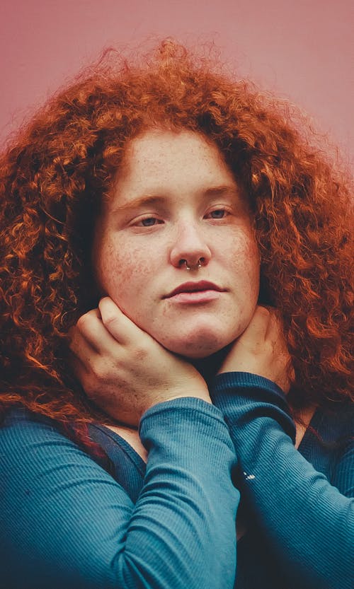 Kadın, kişi, kızıl saçlı içeren Ücretsiz stok fotoğraf