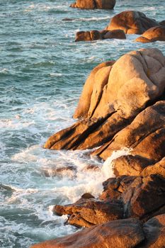 阳光普照的海岸边，海浪拍打着嶙峋的岩石，展现出大自然原始的美丽。 - 相关推荐