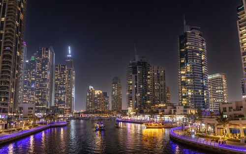 Free Captivating night view of Dubai Marina's illuminated skyline and waterway. Stock Photo