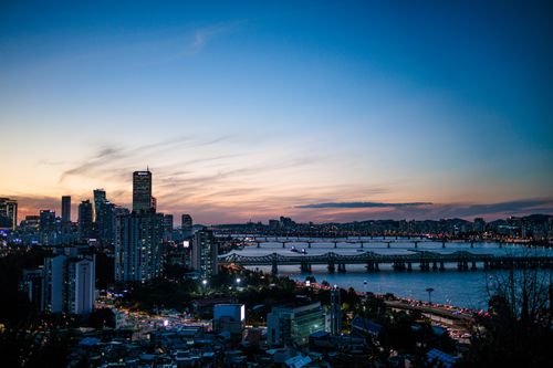 Free Explore the vibrant skyline of Seoul at twilight, featuring iconic buildings and the Han River. Stock Photo