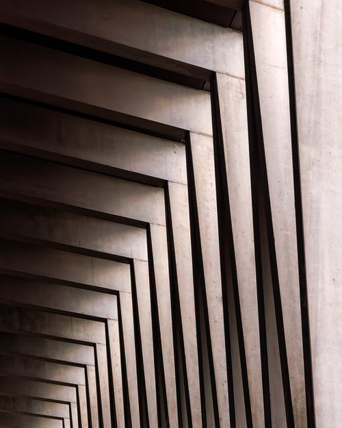 Free Explore the geometric beauty of modern architecture with sharp angles and symmetry. Stock Photo