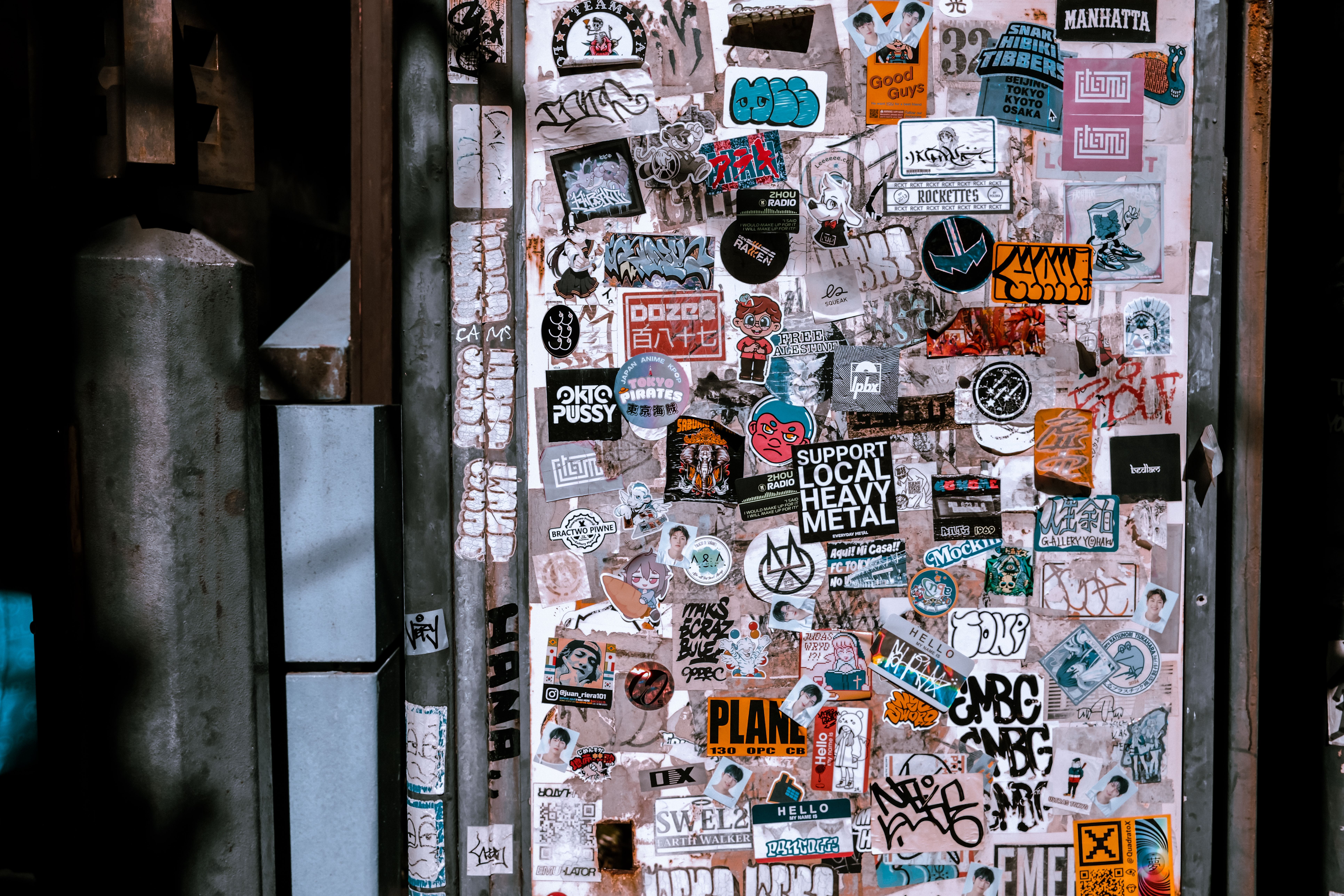 Zelfklevende mozaïek stickers verlevendigen witte keukenwand.