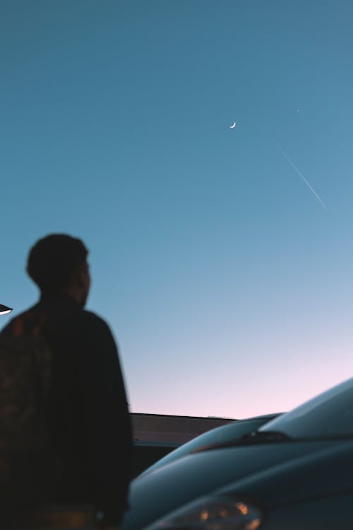 Бесплатное стоковое фото с вертикальный выстрел, голубое небо, луна