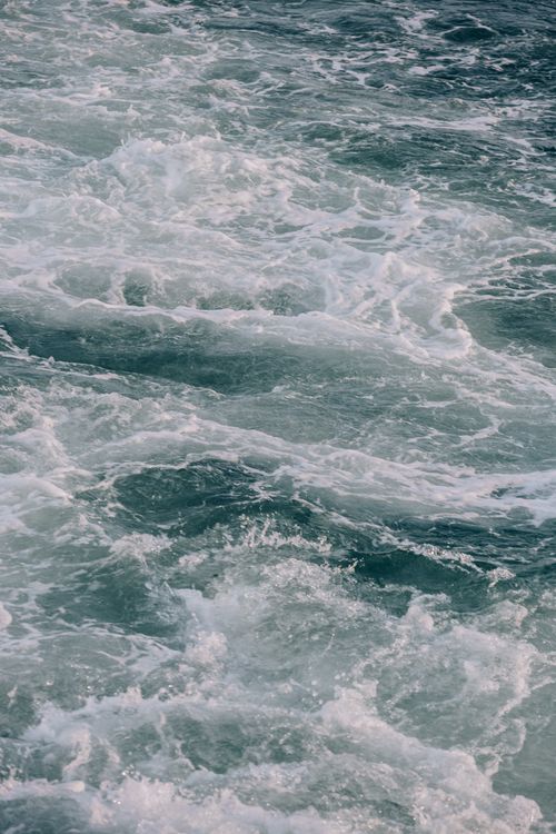 Free Dynamic waves creating patterns in the Bosphorus, İstanbul, Türkiye. Stock Photo