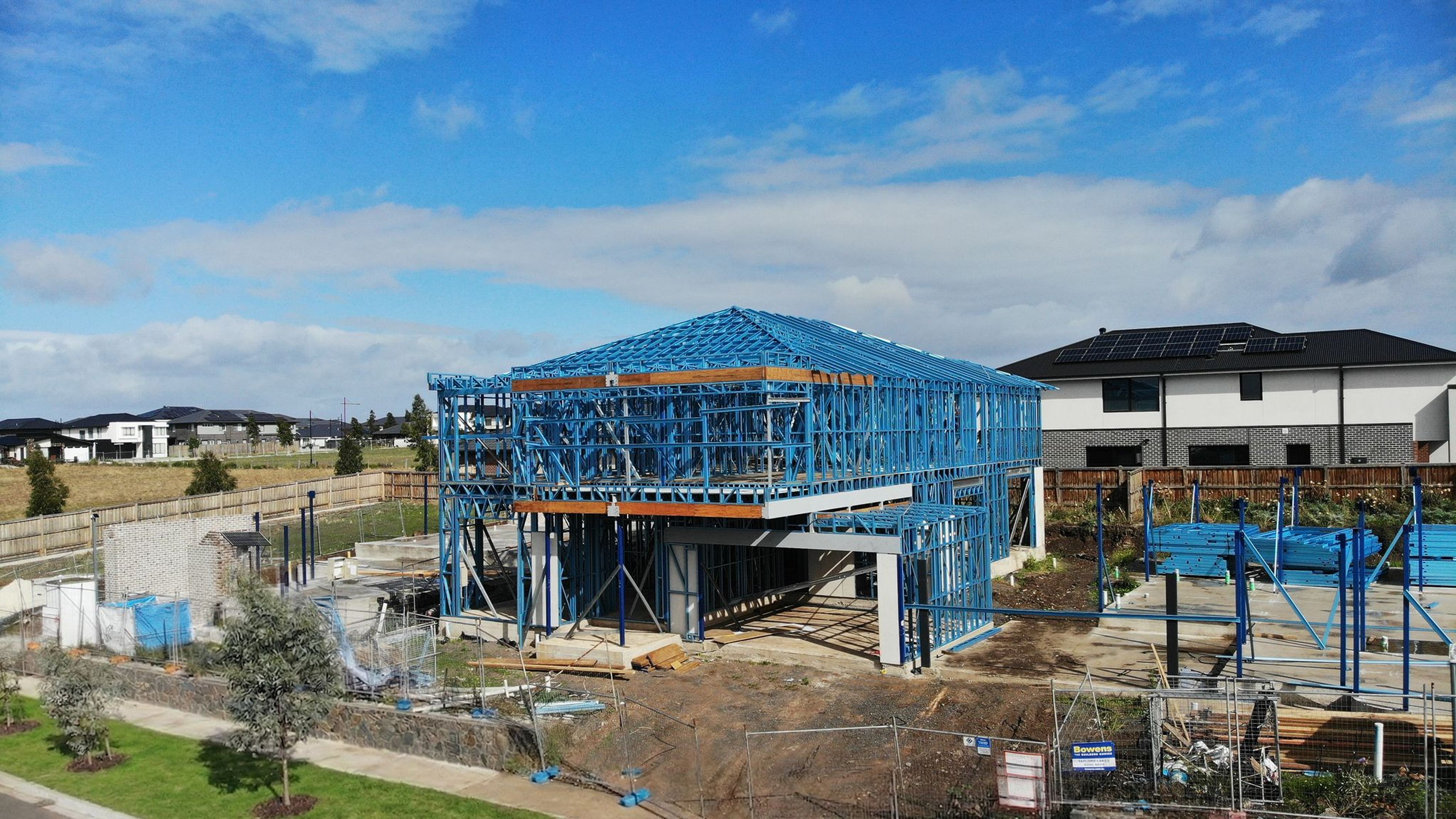 Maison en construction avec ossature métallique
