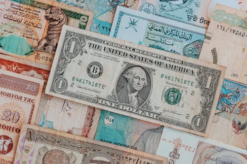 위에 달러 지폐와 지폐의 컬렉션