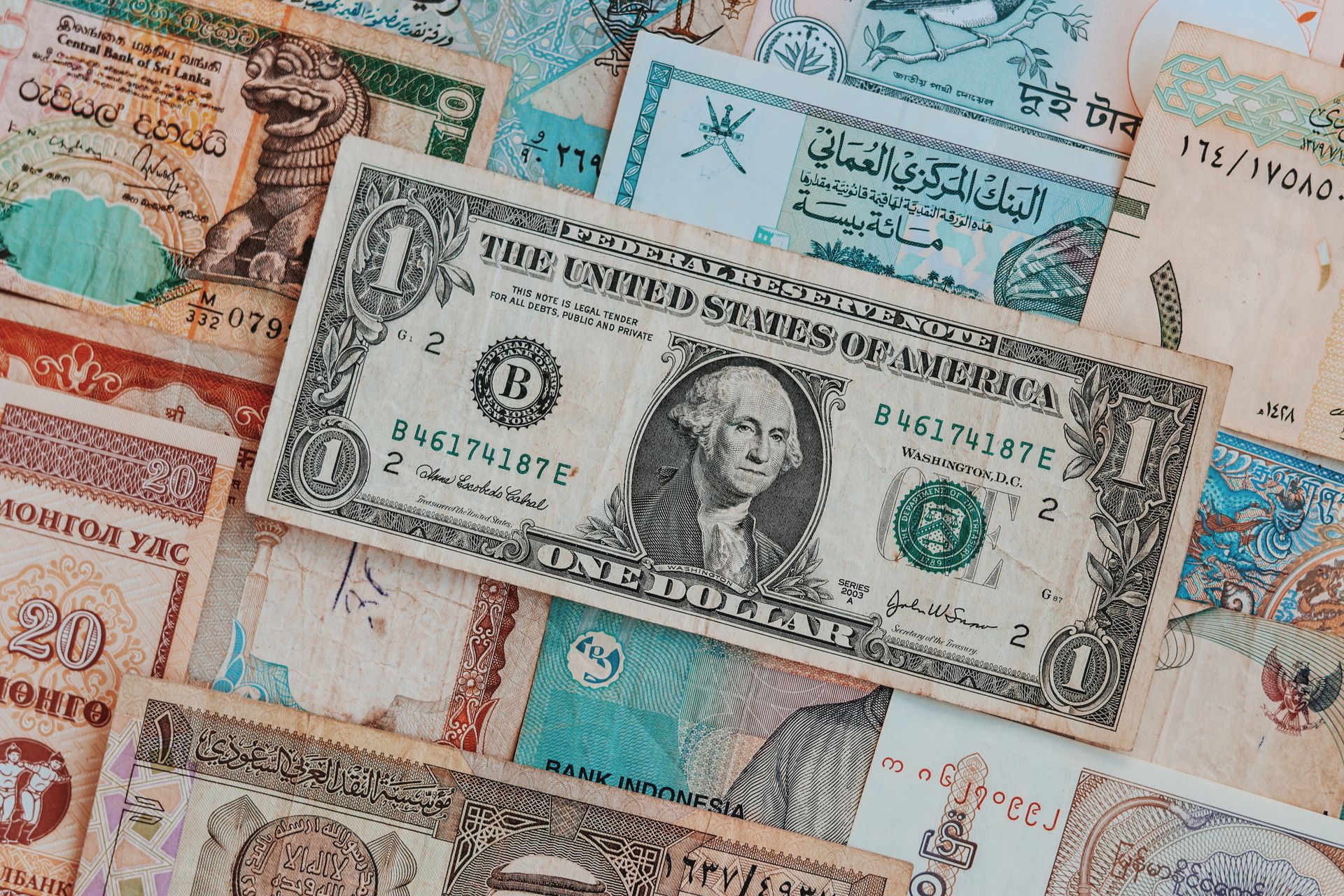 Primer plano de billetes de distintas monedas