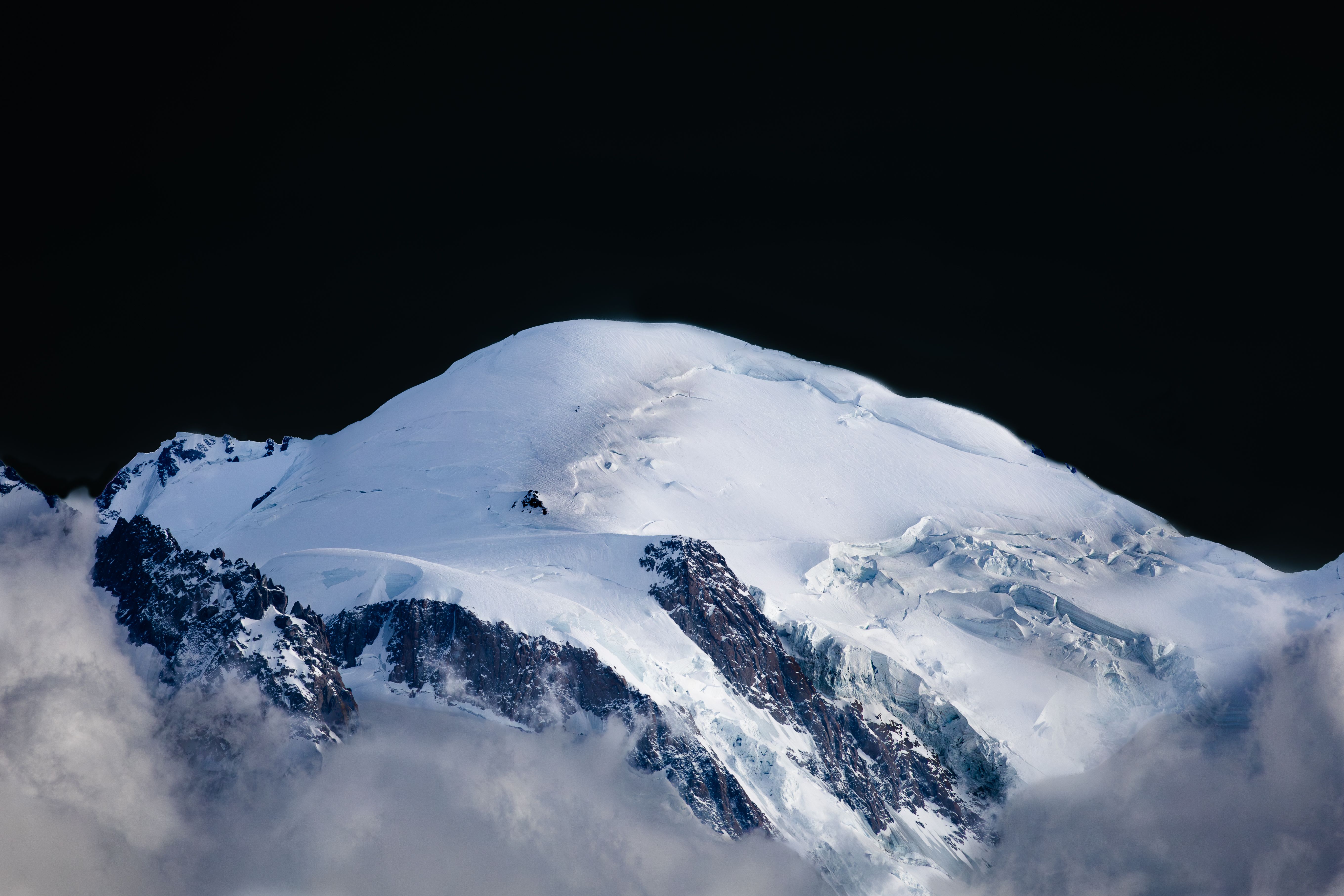 Karlarla kaplı Mont Blanc zirvesi