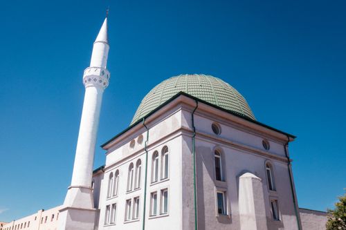 Free Elegant mosque with a green dome and minaret under a clear blue sky in Constanța. Stock Photo
