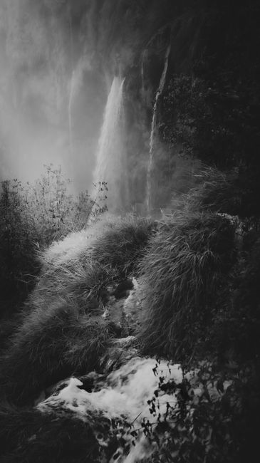 Fotomural Fotografía en blanco y negro de una tranquila cascada en los Lagos de Plitvice, Croacia.