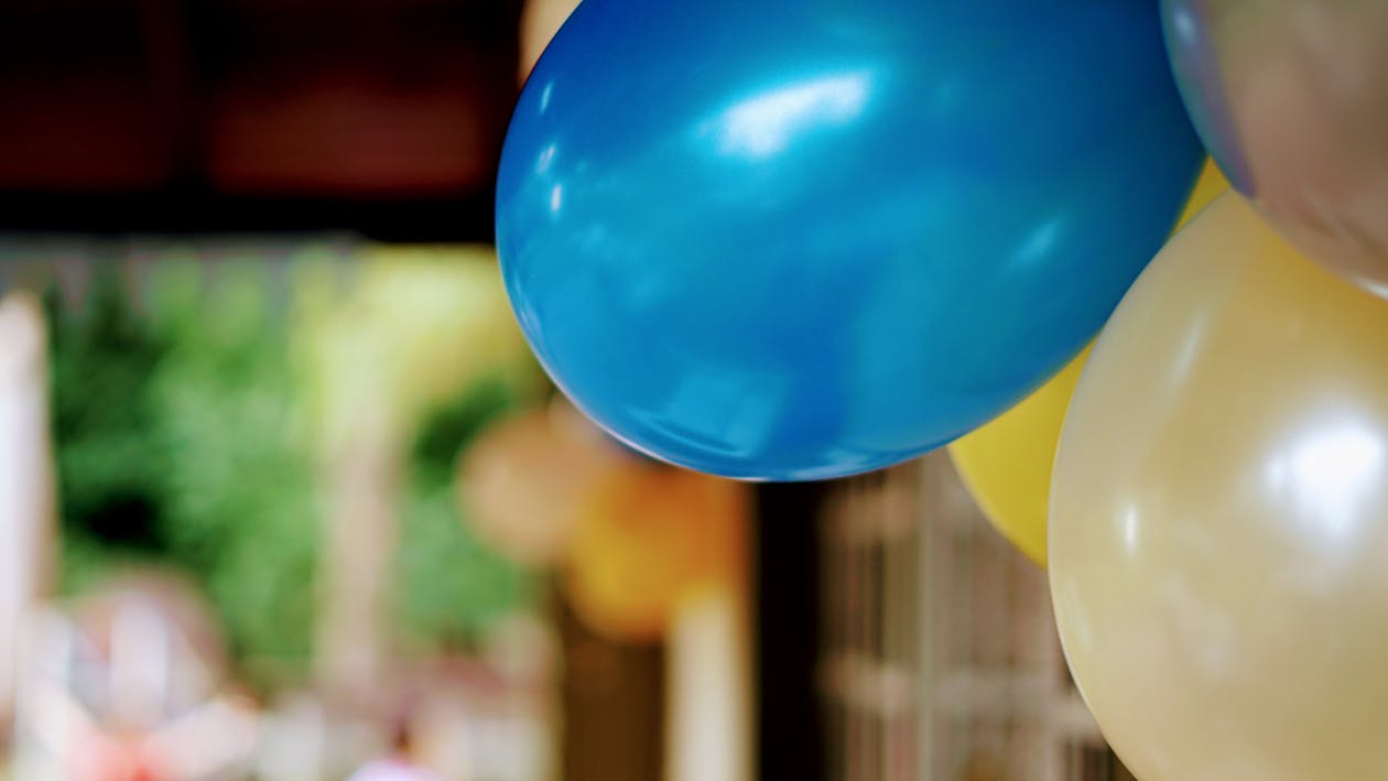 免费 蓝色和黄色的气球 素材图片