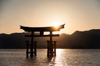 日本广岛标志性的立岛神社鸟居门映衬着令人惊叹的日出