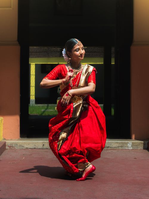 Free Elegant Indian dancer performing outdoors in vibrant red saree, showcasing cultural heritage. Stock Photo