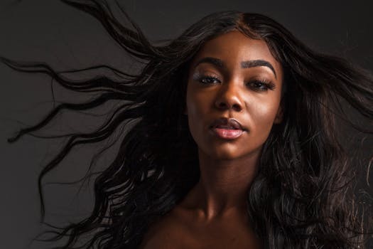 这幅迷人的肖像描绘了一位秀发飘逸、眼神充满活力的女性，捕捉到了她的美丽与自信