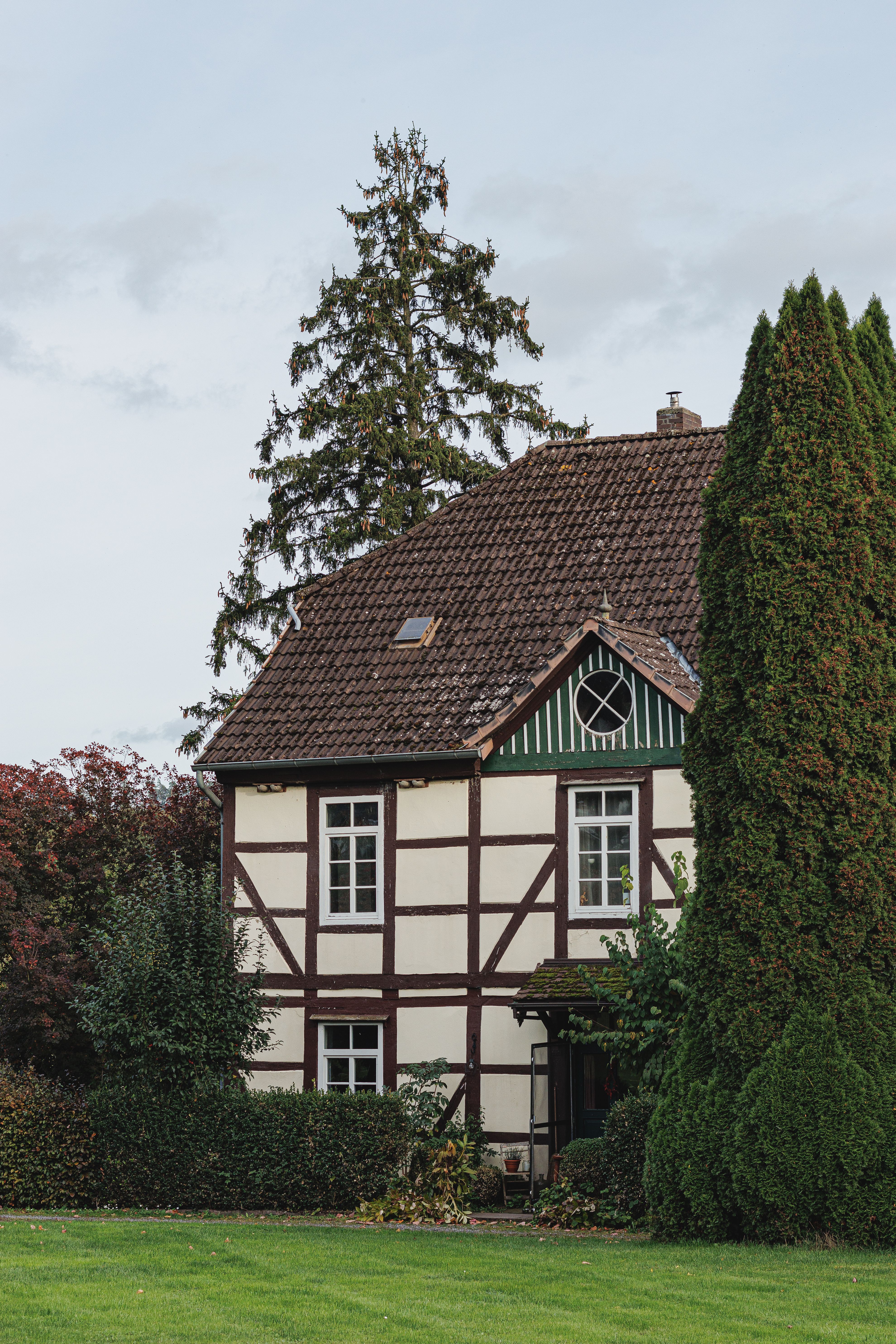 deutsches Einfamilienhaus mit Garten und heller Fassade