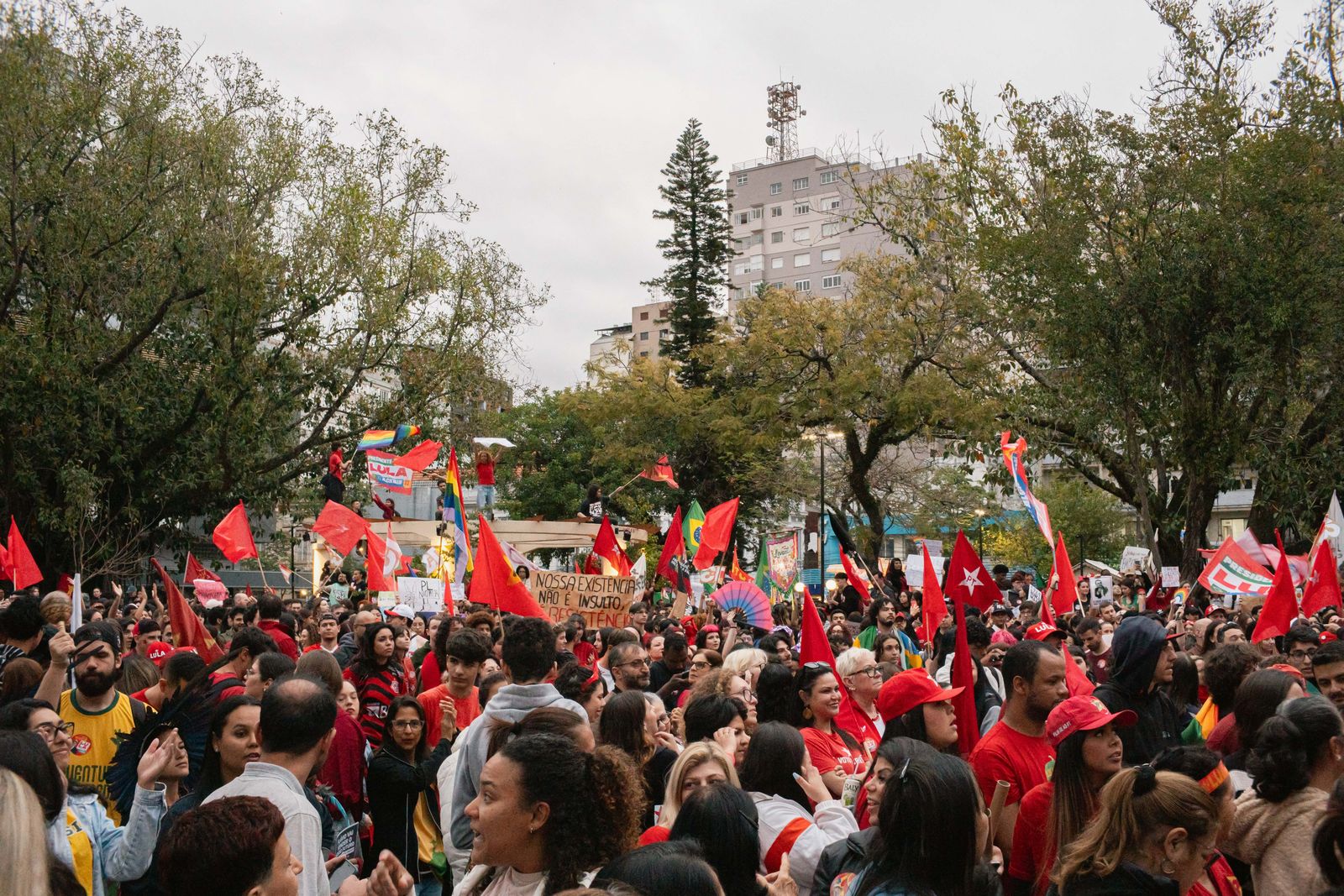 Manifestação nas ruas de Paris com faixas e cartazes