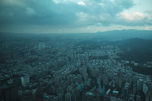 Vista Aérea De Edifícios Da Cidade Sob Céu Nublado