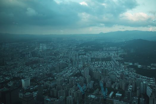 黄昏时分，从空中俯瞰，城市笼罩在薄雾中，头顶是戏剧性的天空