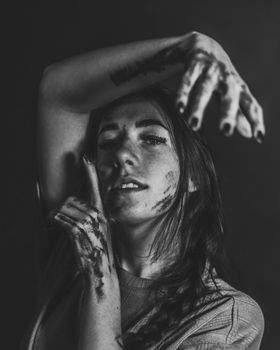一幅富有创造力的女性的黑白艺术肖像