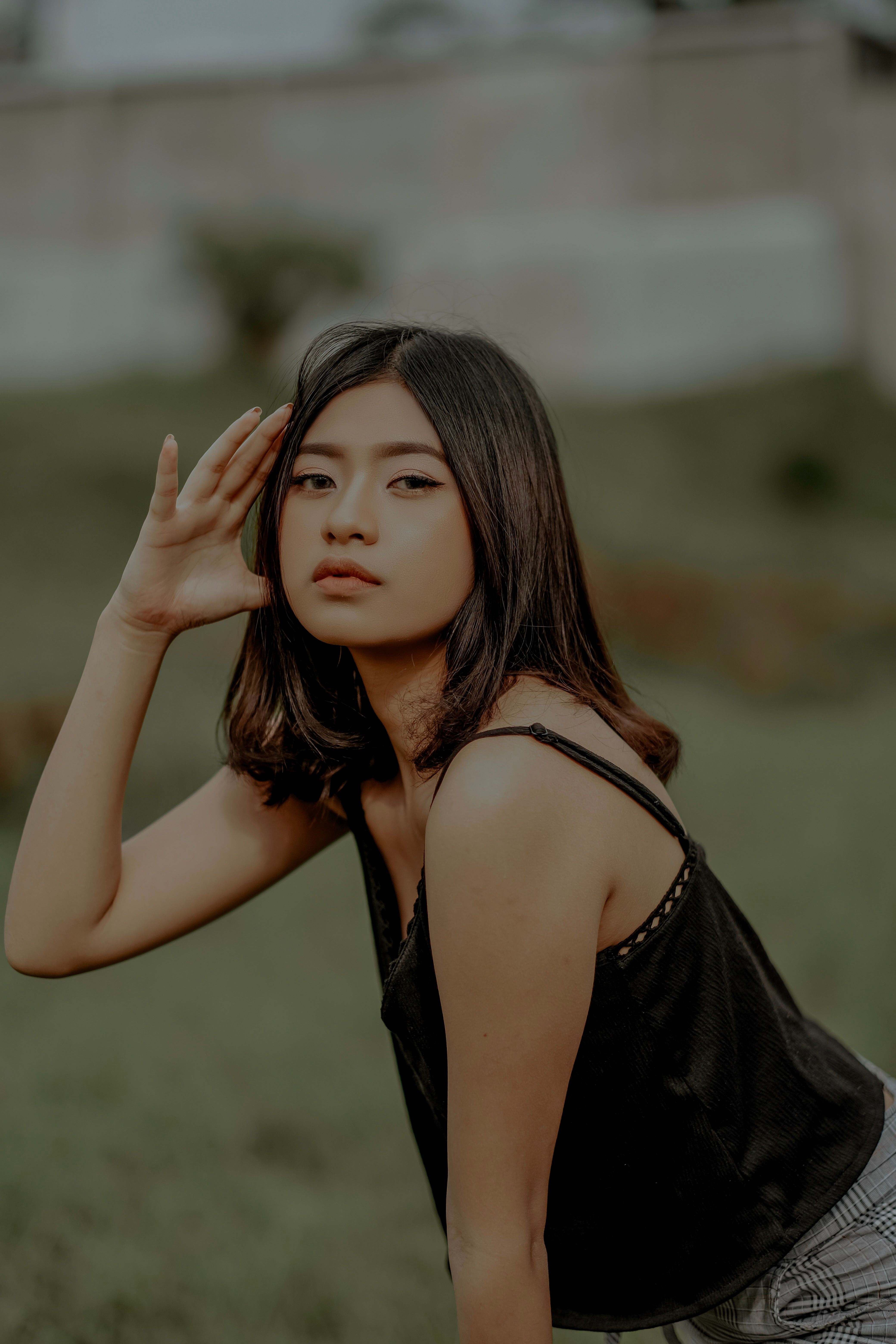 一位时尚的年轻女子在户外摆姿势，拍摄艺术肖像