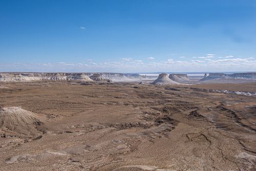 Free Expansive desert view with mesas under a clear blue sky, capturing natural beauty. Stock Photo