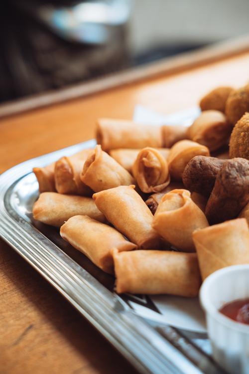 Free Close-up of a tray with Dutch snacks including bitterballen and cheese sticks. Stock Photo