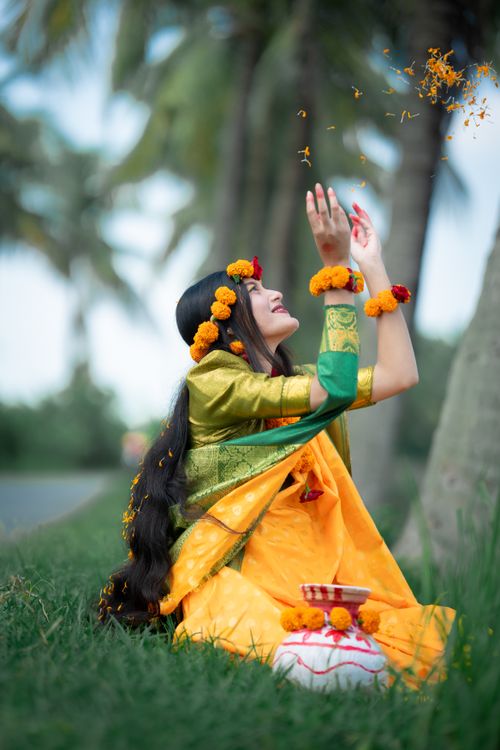 Free Captivating portrait of a Bengali woman in vibrant traditional attire celebrating in an outdoor setting. Stock Photo