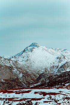白雪皑皑的山峰映衬着晴朗的天空，描绘出冬天令人惊叹的美丽景色