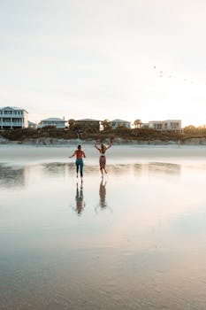 日落时分，佛罗里达州埃文公园的海滩上，两名妇女正平静地散步