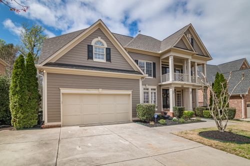 Free A beautiful suburban home with a spacious front garage and manicured lawns. Stock Photo