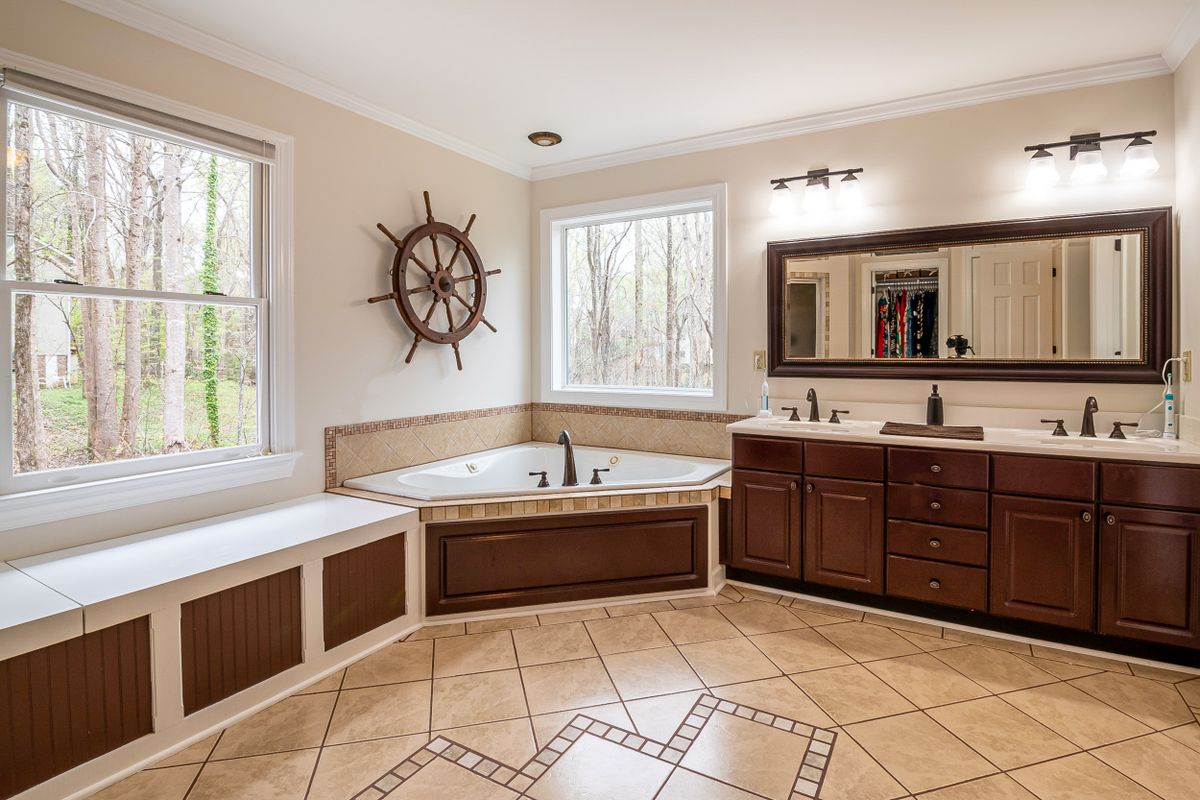 Salle de bain en bois naturel et carrelage, ambiance chaleureuse
