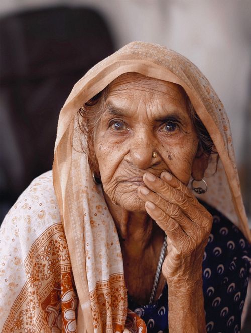 Free Close-up portrait of an elderly woman wearing traditional attire, conveying emotion. Stock Photo