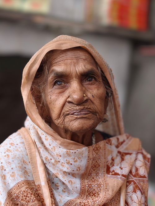 Free Portrait of an elderly woman wearing traditional attire, capturing wisdom and culture. Stock Photo
