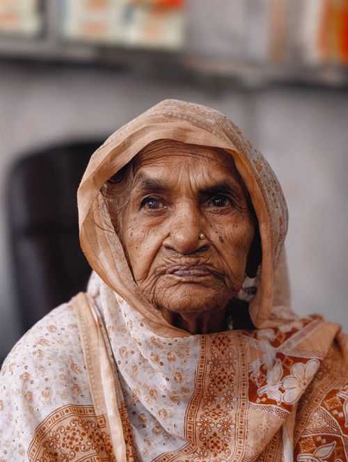 Free A close-up portrait of an elderly woman wearing traditional clothing, expressing wisdom and grace. Stock Photo