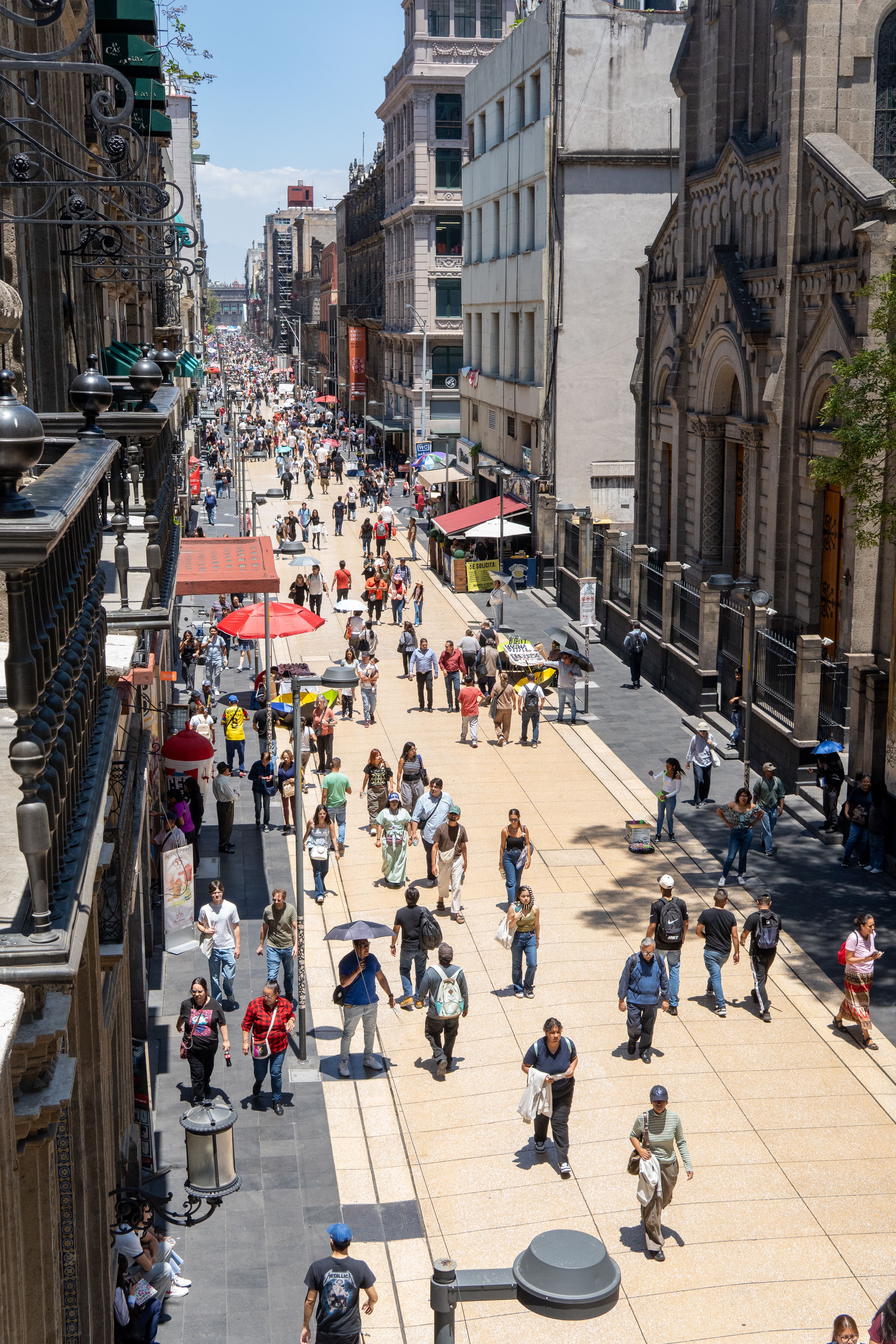 Fotomural Vibrante escena peatonal en la Ciudad de México que muestra la arquitectura local y la vida cotidiana.