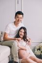 准夫妇在客厅里快乐地拥抱，庆祝即将为人父母