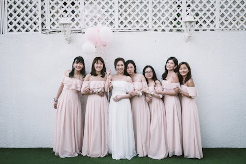 Gratuit Heureuse Jeune Mariée Asiatique Avec Des Copines Sur Le Mariage Photos