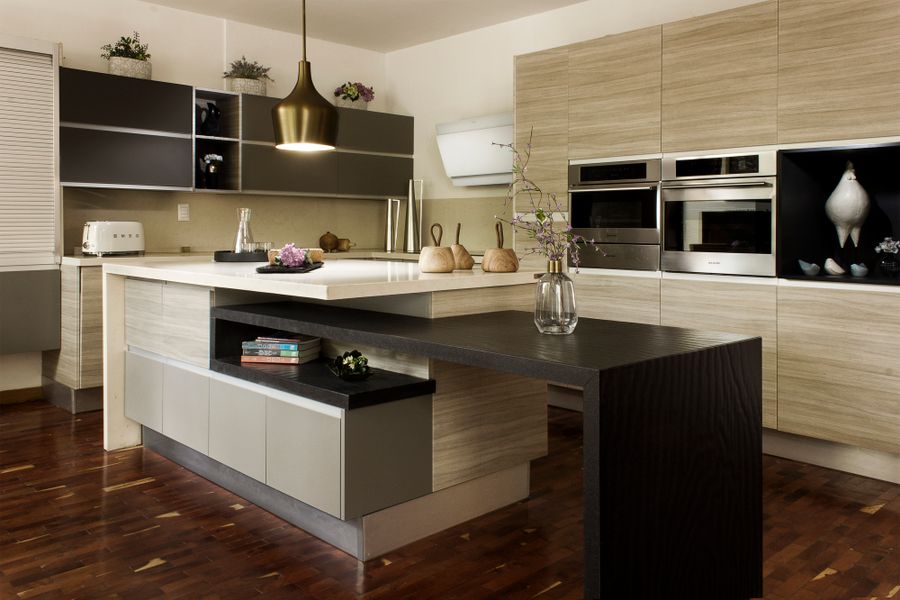 Cocina contemporanea con isla central y jarron decorativo