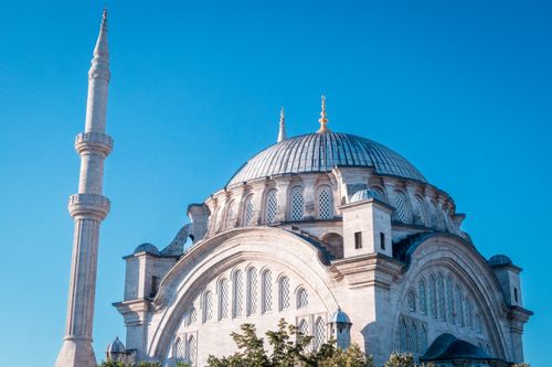 Free A stunning view of a mosque in Istanbul against a bright blue sky. Perfect for travel and architectural themes. Stock Photo