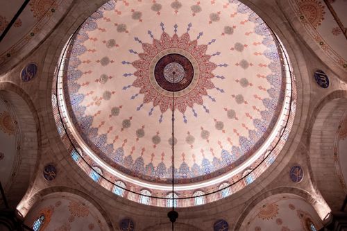 Free Captivating view of an ornate dome ceiling in a historic Istanbul mosque, showcasing intricate Islamic architecture. Stock Photo