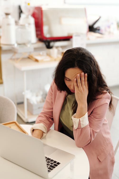 Gratis stockfoto met computer, hoofdpijn, mevrouw