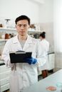 科学家在实验室里穿着实验服分析数据