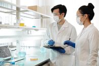 研究人员在实验室里戴着口罩、手套和护目镜进行科学实验